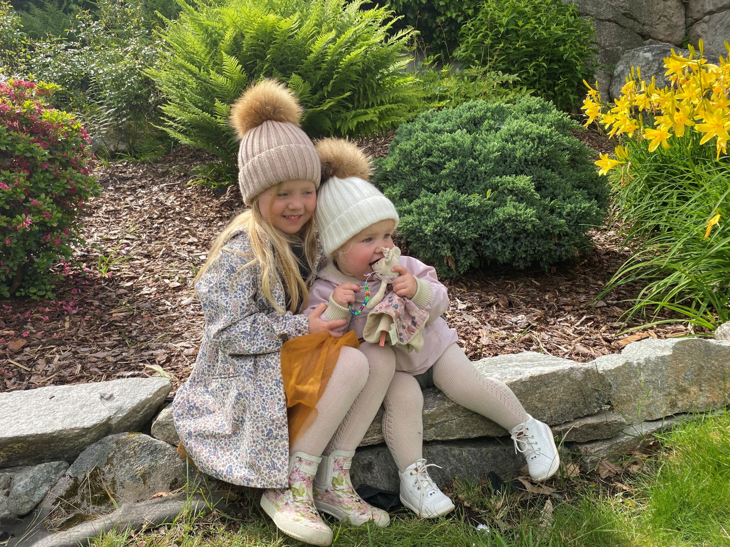 VILJA Kids super-soft classic knitted beanie with pom pom - Cream