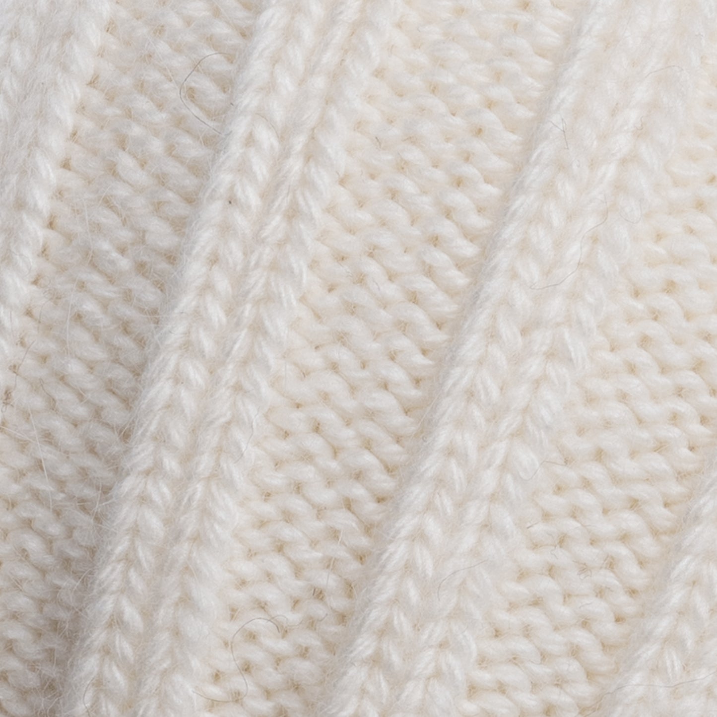 VILJA Super-soft classic knitted beanie with pom pom - Cream